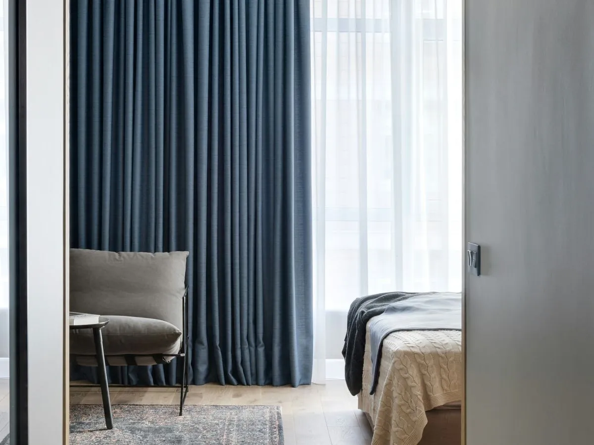 Blauwe gordijnen in je woonkamer? Dit had ik graag eerder geweten 