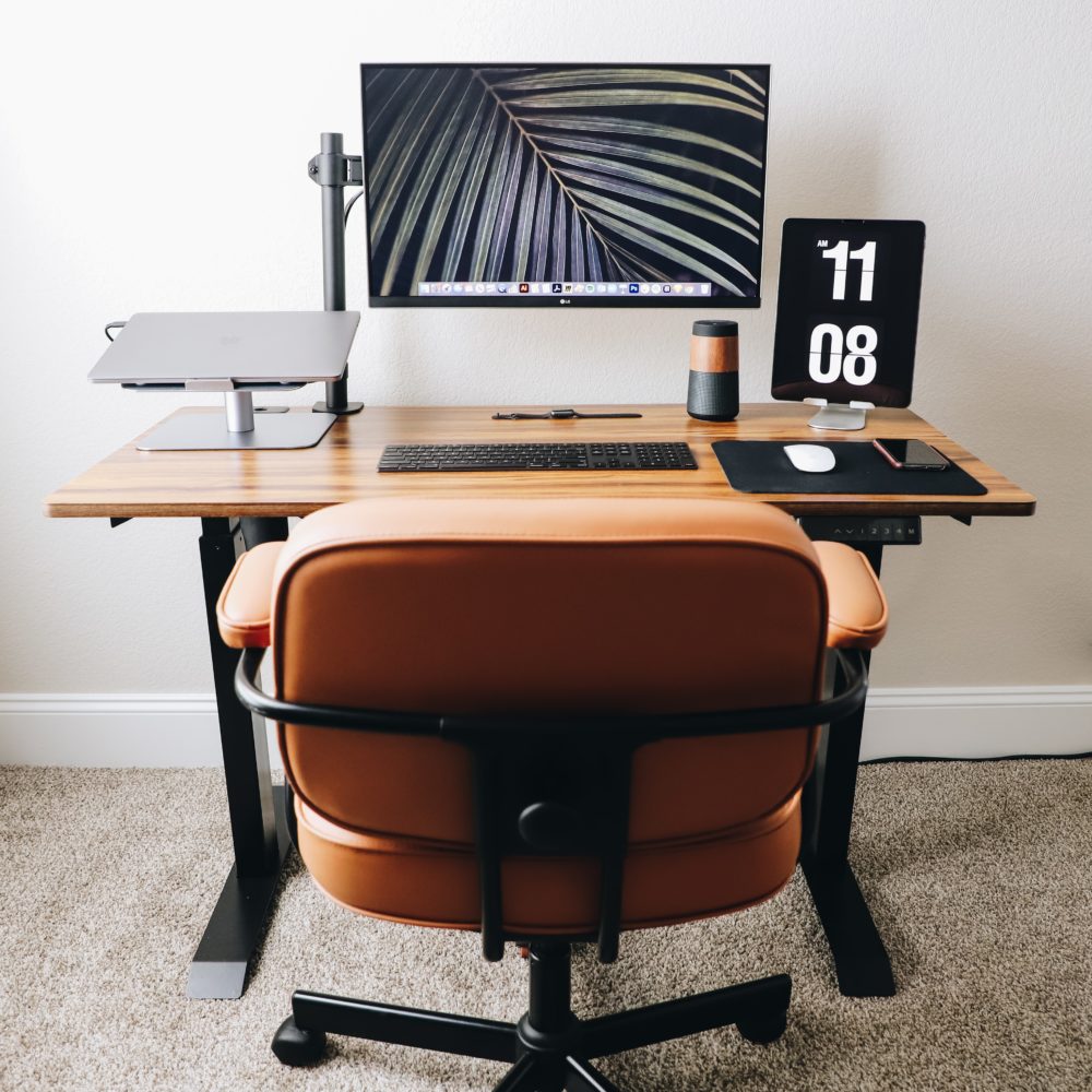 Een‌ ‌zit-sta‌ ‌bureau‌ ‌voor‌ ‌je‌ ‌thuiswerkplek‌ ‌kopen?‌ ‌Dít‌ ‌moet‌ ‌je‌ ‌weten!‌ ‌