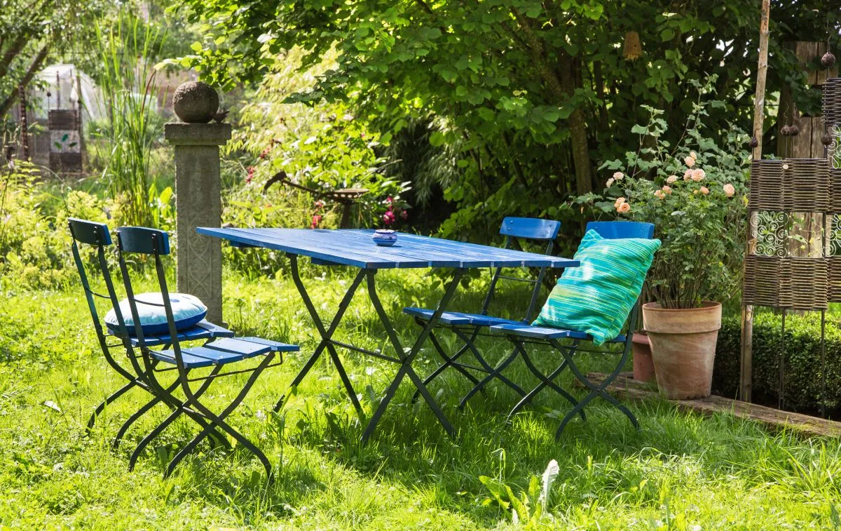 Geef je tuin een nieuwe uitstraling met een likje verf