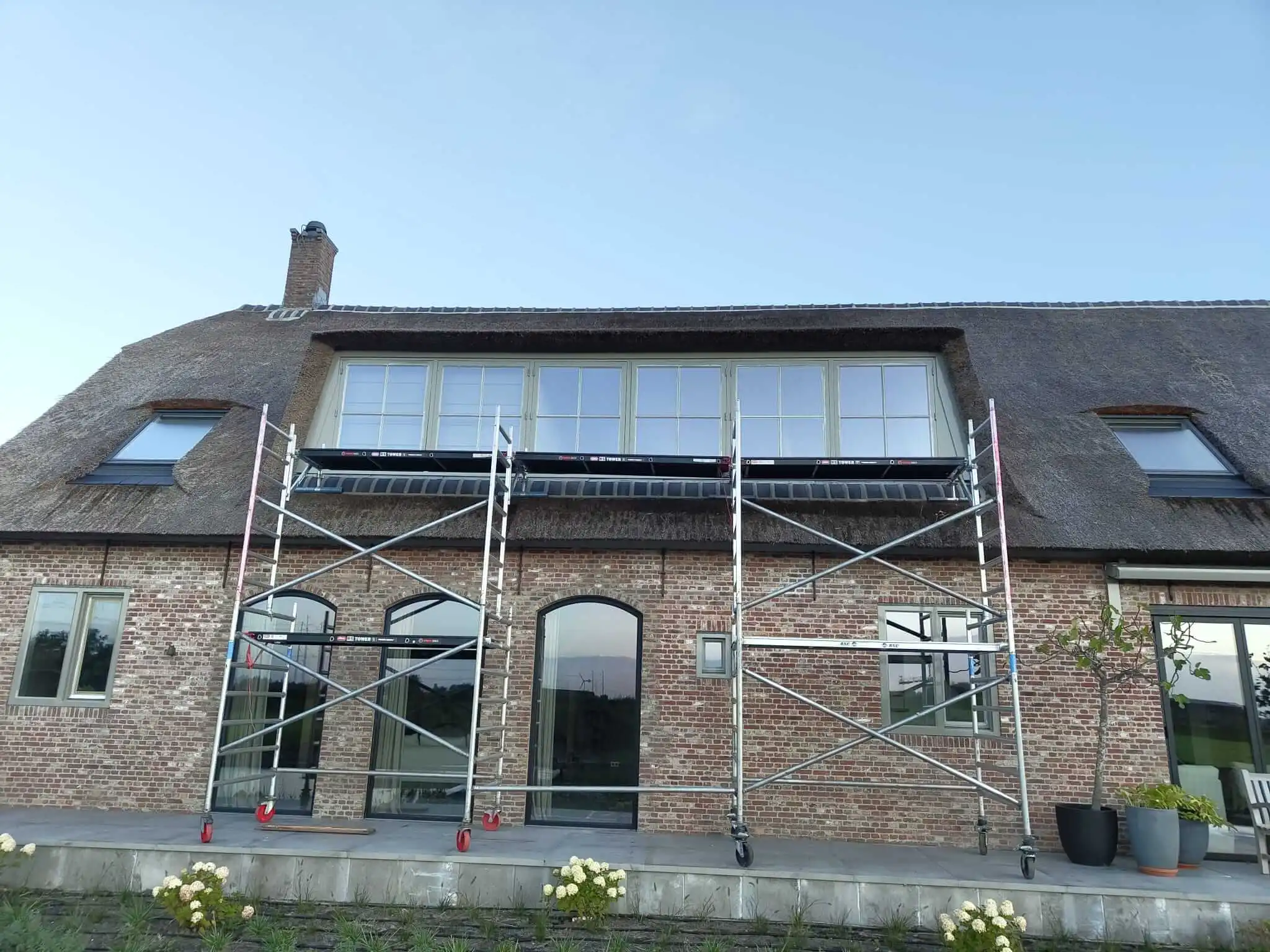 Licht, ruimte en stijl: zo geef je je woning een boost met glas